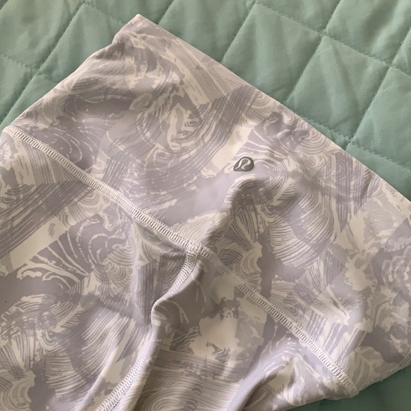 Lululemon leggings crop - size 2 - 23" - luxtreme fabric - Picture 2 of 3